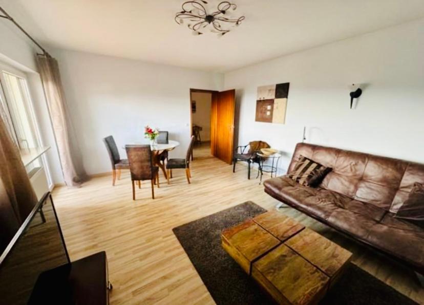 Workation Adler Taunusblick , 3-4 Personen, Balkon, 2 Badezimmer, Riesen Kueche, Waschmachine, Viel Platz, Privatparkplatz Appartement Bad Soden am Taunus Buitenkant foto