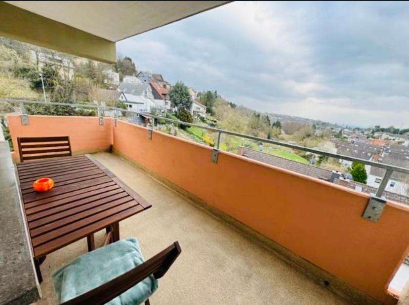 Workation Adler Taunusblick , 3-4 Personen, Balkon, 2 Badezimmer, Riesen Kueche, Waschmachine, Viel Platz, Privatparkplatz Appartement Bad Soden am Taunus Buitenkant foto